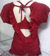 Blusa com detalhes na costa e lisa na frente