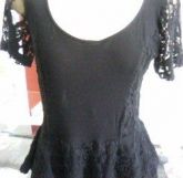 Blusa preta com renda nos lados..
