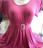 Blusa rosa com cinto na cintura