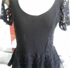 Blusa preta com renda nos lados..